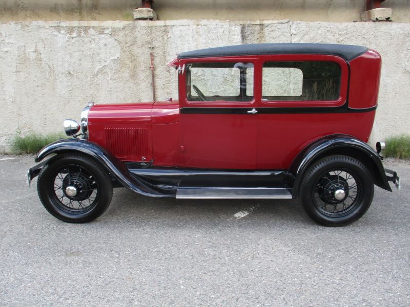 Ford Model A z boku